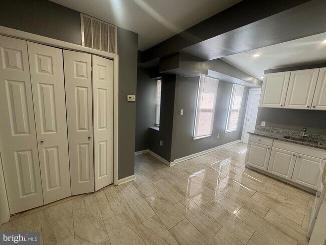 Building Photo - 1108 N Bond St