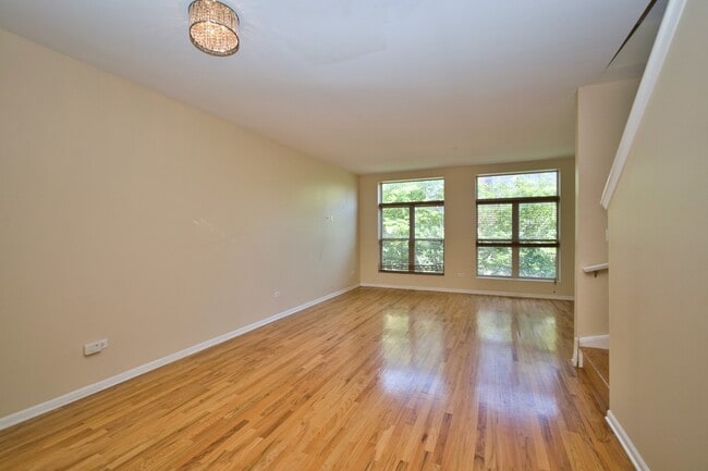 Building Photo - 353 E Eastgate Pl