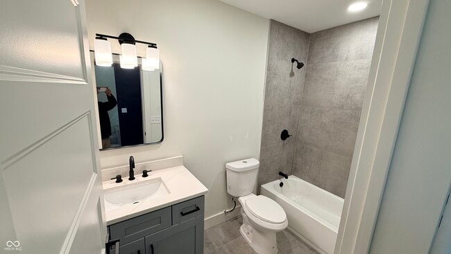 Building Photo - 1835 Applegate St