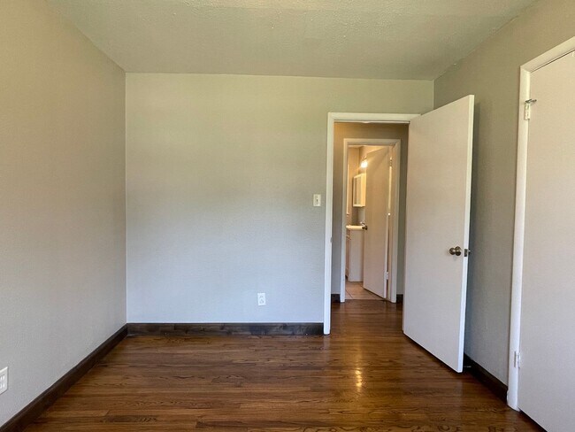 Building Photo - Beautiful Home with Granite and Hardwood!-...