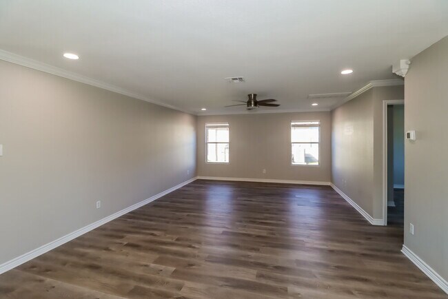 Building Photo - 121 Camellia Dr