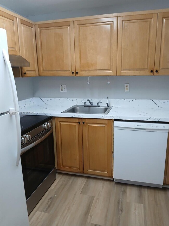 Building Photo - 9310 Fontainebleau Blvd