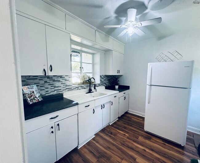 Building Photo - 3105 Sherwood Ln