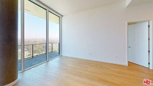 Building Photo - 525 Olive St