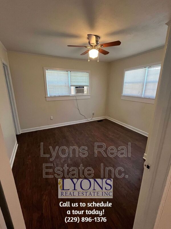 Building Photo - 615 E Brookwood Dr