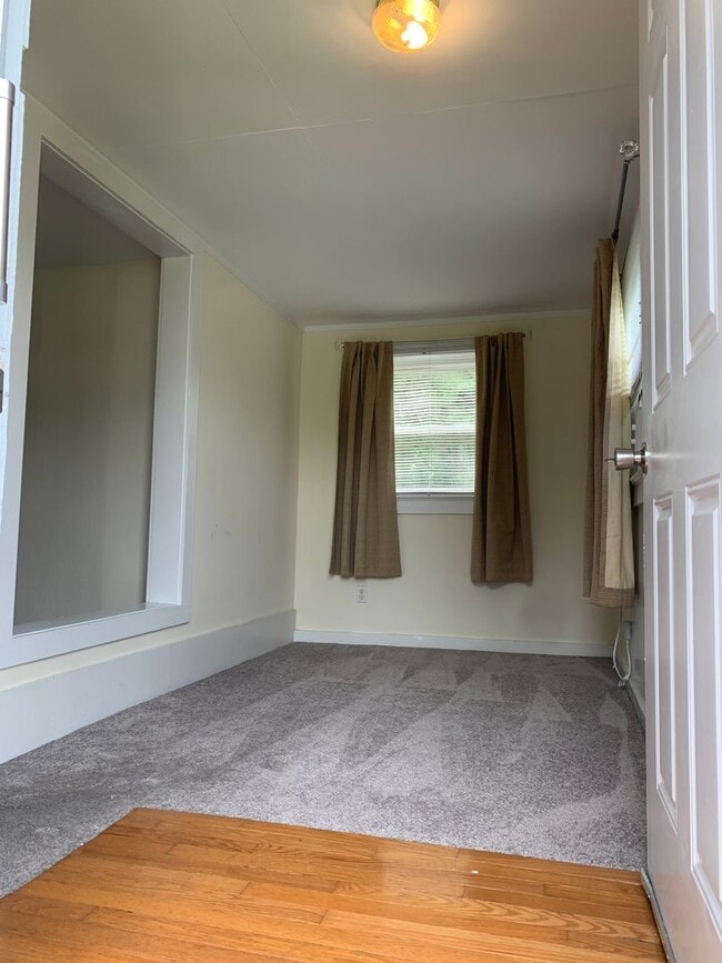 Building Photo - Studio Apartment on 2nd Floor of House Ava...