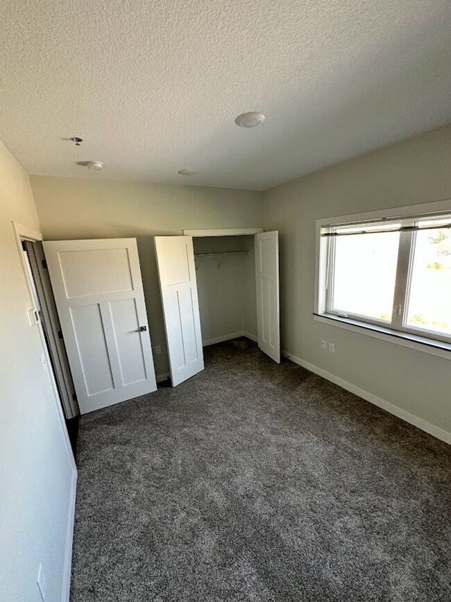 Building Photo - LAKE VIEW- 3 Bedroom Condo