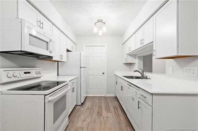 Building Photo - 4047 NW Cinnamon Tree Cir