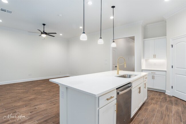 Building Photo - 732 Crozier Dr