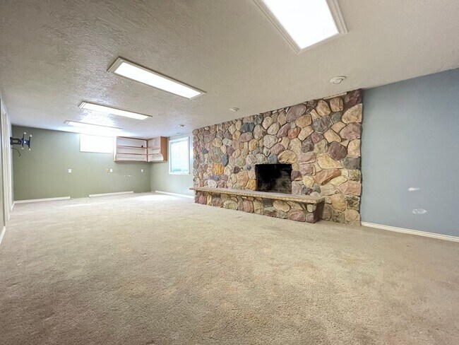 Building Photo - 5 Bedroom/2.5 Bathroom Home in West Valley...