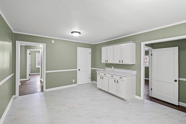 Building Photo - 4 Bedroom In Colonial Acres