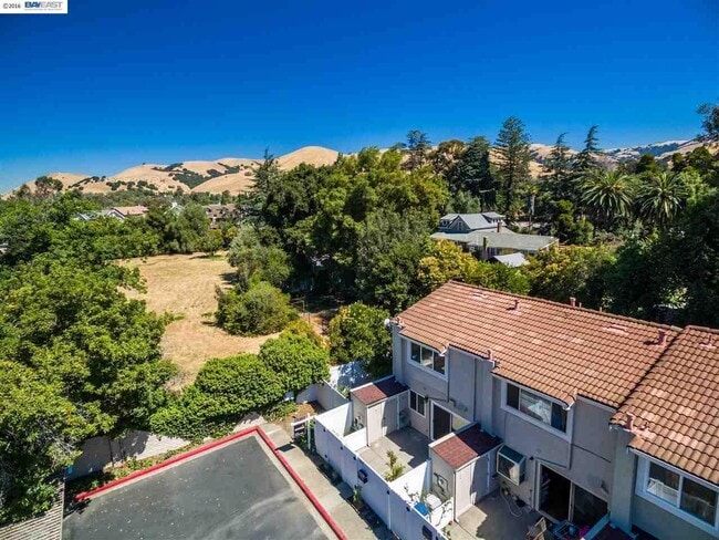 Building Photo - Park like end unit, move in condition with...