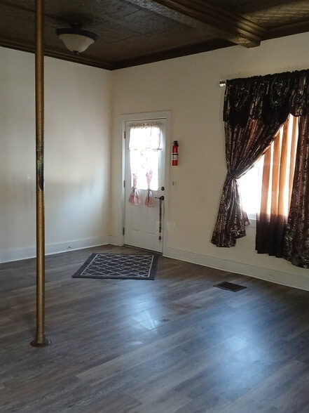 Building Photo - 26 Cross St