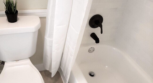 Building Photo - Beautiful  Furnished 1/1 condo x Rent  in Winter Park Next to Full Sail University !