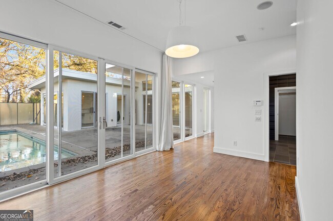 Building Photo - 935 Custer Ave SE