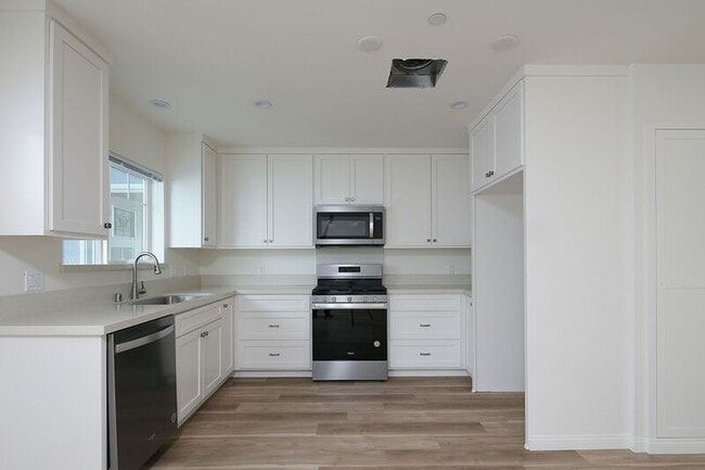 Building Photo - 4358-4360 Ocean View Blvd