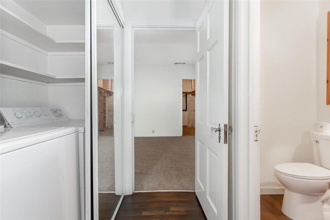 Building Photo - Charming 2-Bedroom, 1/5-Bath Home in Little Forest Hills