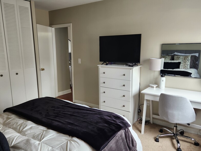 Bdrm 1 - 607 W Wrightwood Ave