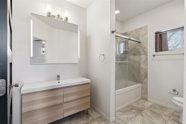 Building Photo - 1008 N Francis Ave