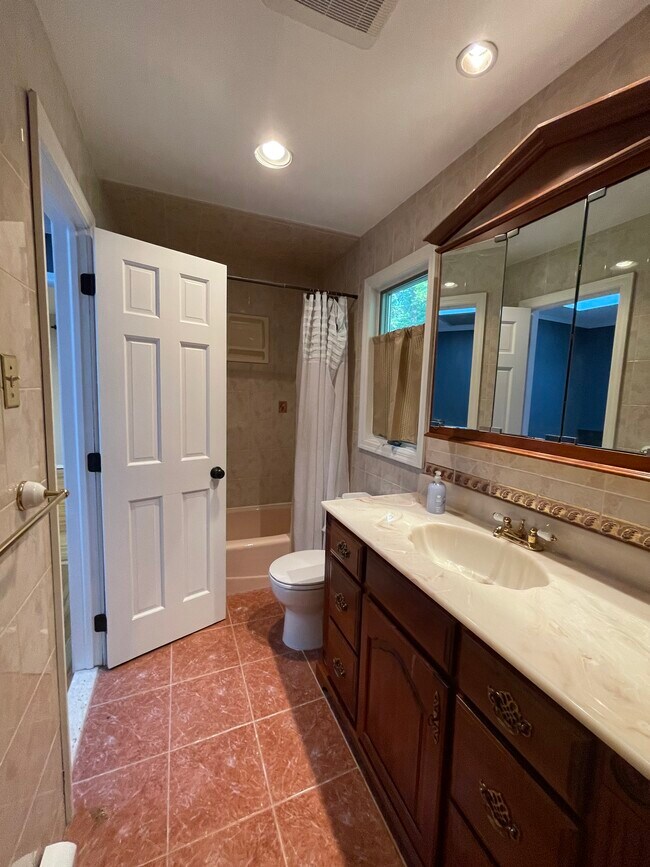 Building Photo - 33 Pilgrim Dr