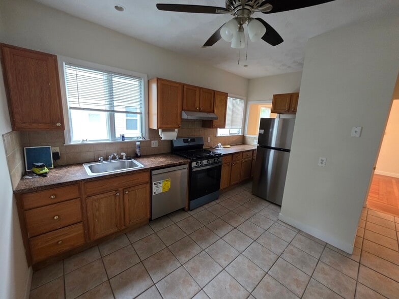 Primary Photo - 1028 Fellsway