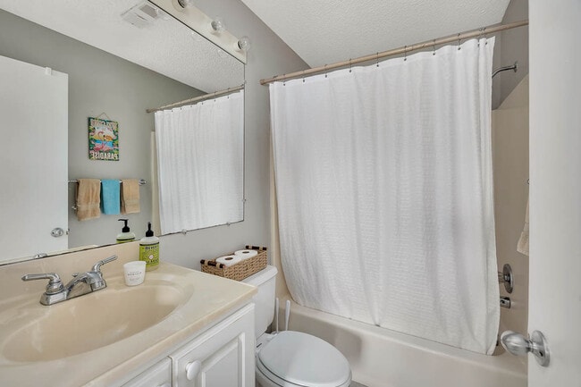 Building Photo - 132 S Island Square Dr