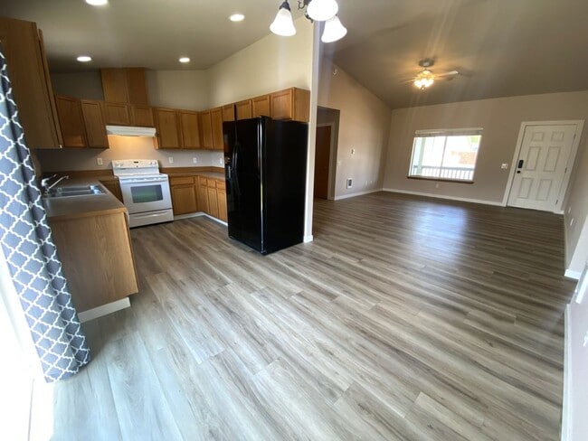Building Photo - 3 Bed 2 Bath Home for Rent!