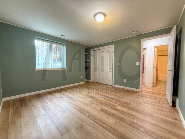 Building Photo - **MOVE IN SPECIAL** Spacious Eagle Ridge Home