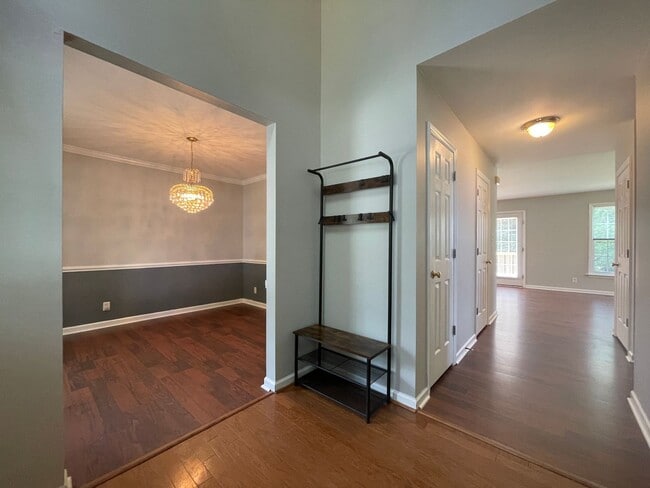 Building Photo - Beautiful 3 Bedroom 2 Car-Garage Home w/ H...