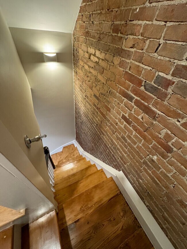 Building Photo - June 1st-ish Renovated 3 Bed/2 Bath A+ Location Worthington St