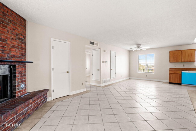 Building Photo - 8920 Leo St