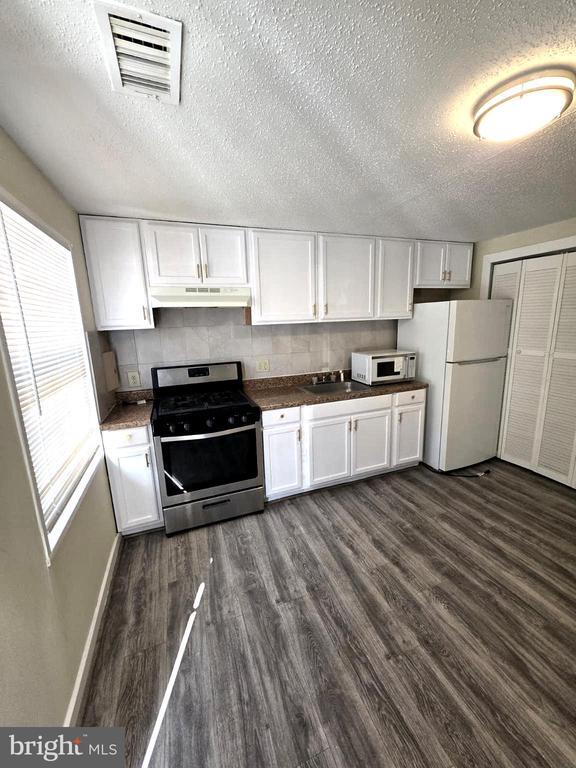 Building Photo - 1835 Village Green Dr