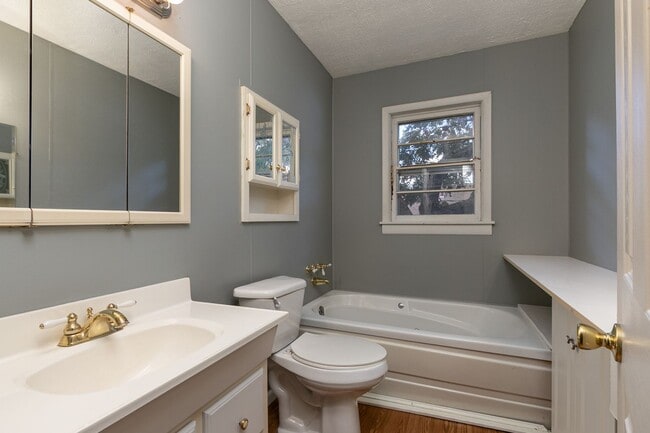Building Photo - Adorable 4 bedroom | 2 bathroom | 2 car ga...