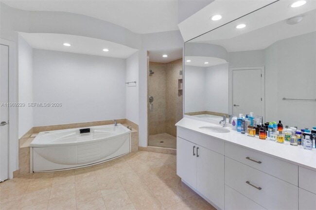 Building Photo - 749 Crandon Blvd