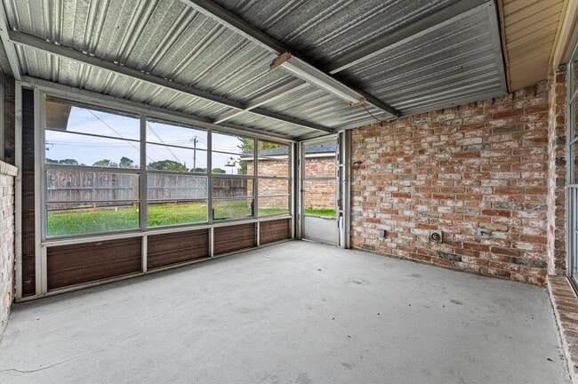 Building Photo - 1502 Ashmore Dr