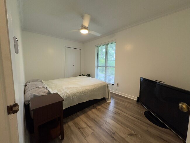 Building Photo - 10412 Pinedale Dr