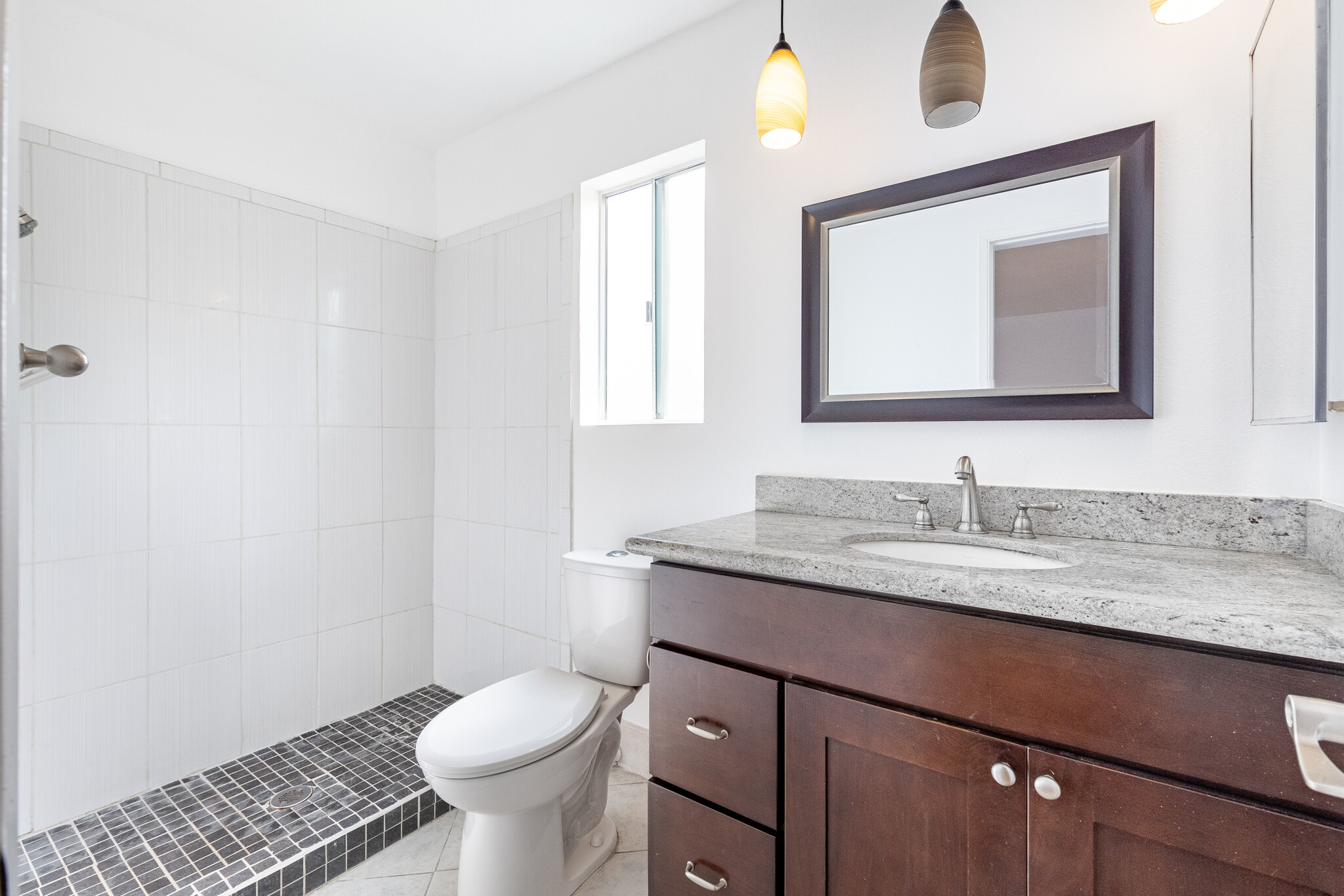 Building Photo - 1535 Granville Ave