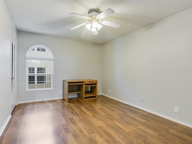 Building Photo - 910 Duncan Ln