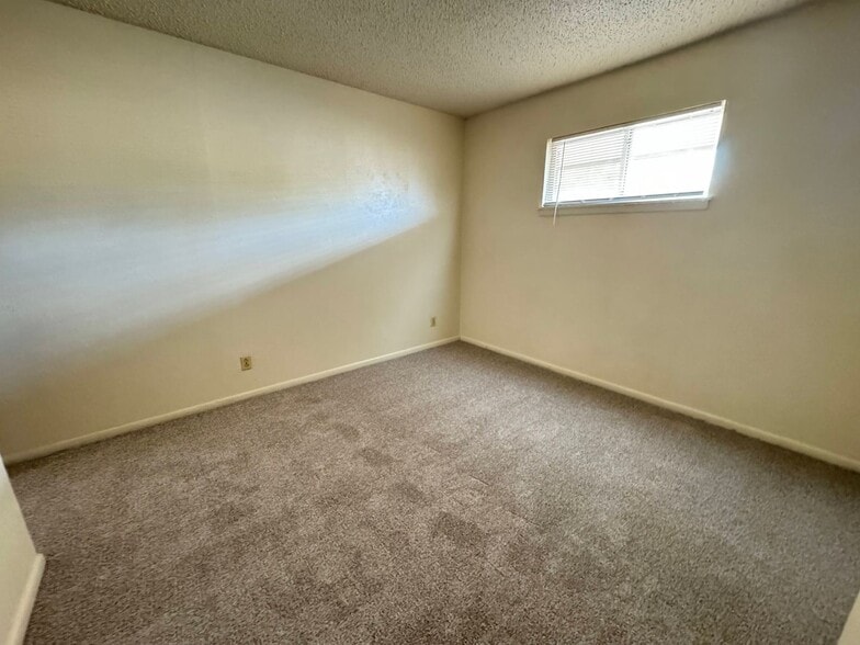 Building Photo - 808 Safady Ave