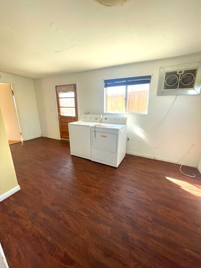 Building Photo - 3 Bedroom 2 Bathroom Home Near Town