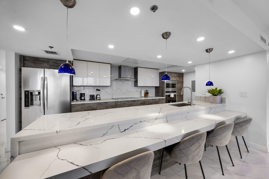 Building Photo - 1717 N Bayshore Dr