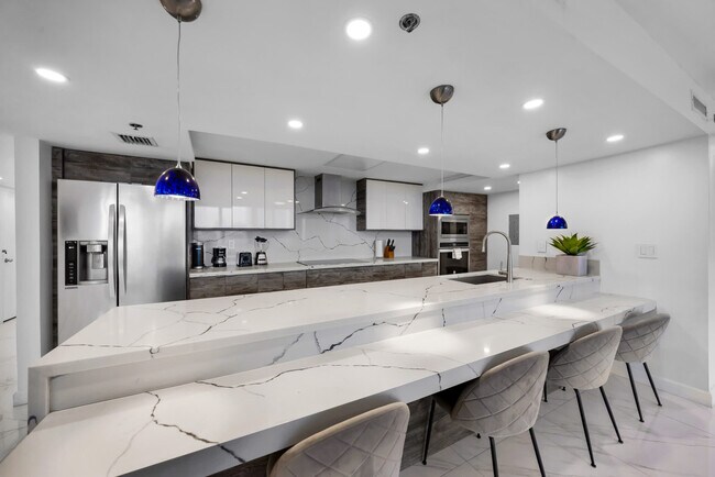 Building Photo - 1717 N Bayshore Dr