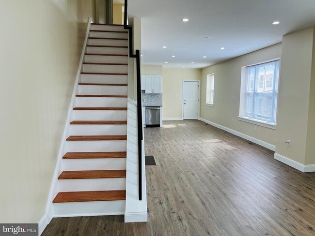 Building Photo - 633 S 57th St