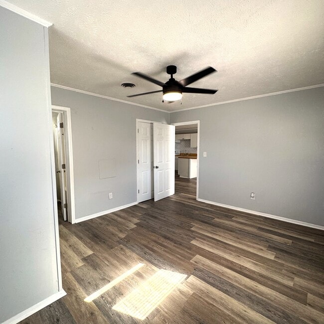 Building Photo - 608 22nd Ave N