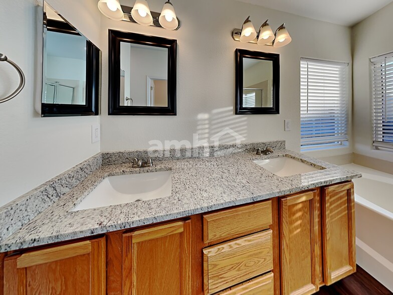 Building Photo - 2095 Pinyon Jay Dr
