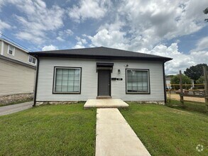 Building Photo - Four bedroom, two bathroom home near downt...