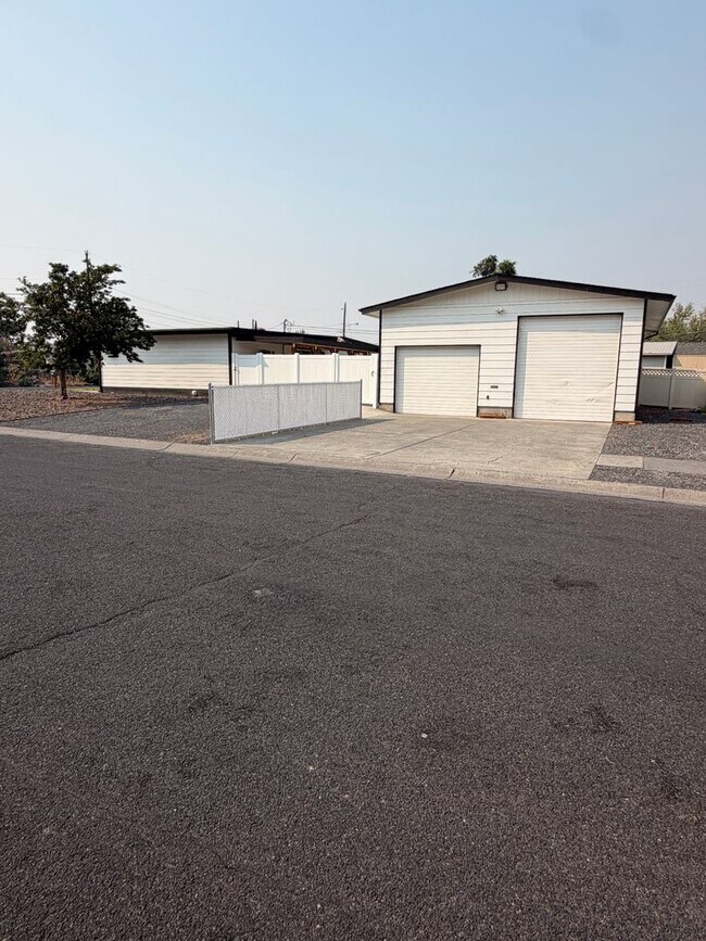Building Photo - 803 N Vista Dr
