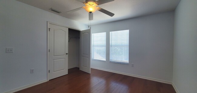 Building Photo - Gorgeous 4-Bedroom, 3-Bathroom Home in Tampa