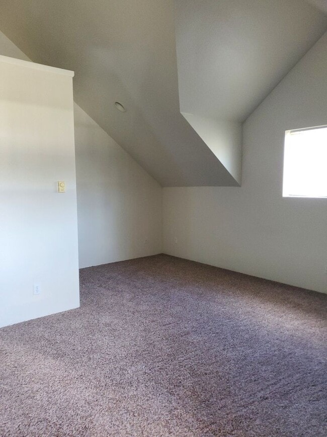 Building Photo - Large 1 Bedroom Home