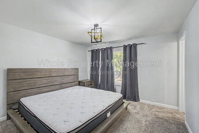 Building Photo - 3404 S Clinton Ct
